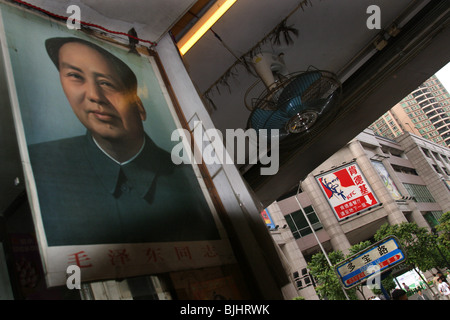 Le président Mao Zedong et le Colonel Sanders de Kentucky Fried Chicken, à Guangzhou, en Chine. Banque D'Images