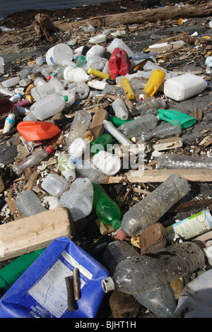 Les déchets marins, des bouteilles en plastique. Échoués , Chapmans extérieure Dorset. Janvier. Banque D'Images