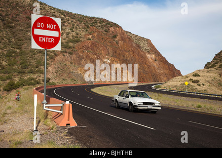 N'entrez pas de signe sur l'autoroute près de couper Fusselman Canyon près d'El Paso au Texas USA Banque D'Images