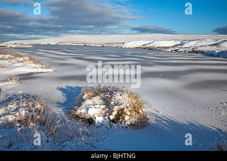 L'étang étang gelé Keepers Blorenge moorland en hiver Wales UK Banque D'Images