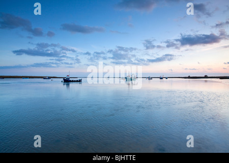 Un coucher de soleil d'hiver à Orford sur la côte du Suffolk Banque D'Images
