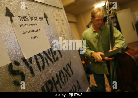 Les membres de l'Orchestre symphonique de Sydney se préparer pour un backstage à répétition musicale Orchestre symphonique d'Osaka, Japon Banque D'Images