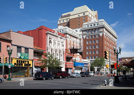 Rue avec magasin de jouet et l'hôtel El Paso Texas USA Banque D'Images