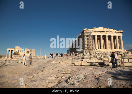 Les touristes visiter le Parthénon sur l'Acropole à Athènes. Banque D'Images