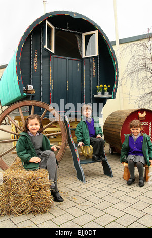 Les enfants en face de roulotte Banque D'Images