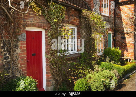 Rouge Une porte d'un immeuble traditionnel construit en brique rouge chalet à Turville Buckinghamshire UK Banque D'Images