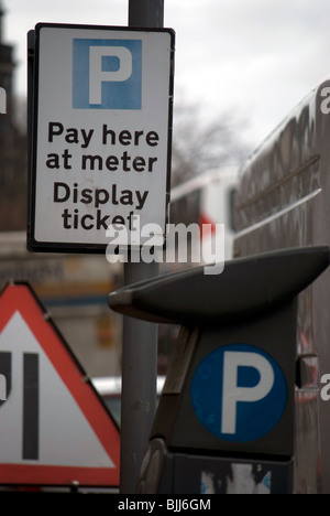 Parking sign et parking meter dans le centre d'Édimbourg. Banque D'Images