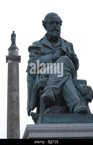 Statue du physicien James Clerk Maxwell, dans George Street, Édimbourg, avec le Monument Nelson à l'arrière-plan. Banque D'Images