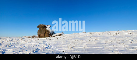 Une image panoramique de la mère après de fortes chutes de neige dans le parc national de Peak District Banque D'Images