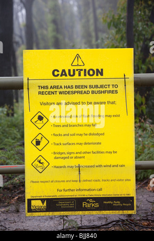 Sign in Kinglake, une des communautés les plus touchées de l'Australie de 2009 catastrophique des feux de brousse. Banque D'Images