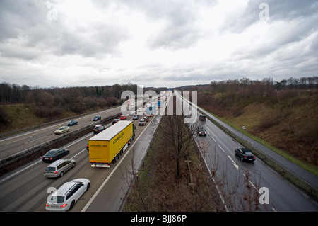 Le trafic lent sur l'autoroute A la sortie de Cologne, Leichlingen, Allemagne. Banque D'Images