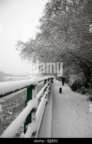 Neige sur la Thames Path à Bishops Park, Fulham, London, UK Banque D'Images