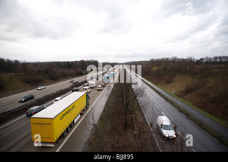 Le trafic lent sur l'autoroute A1 (1) a la sortie de Cologne, Allemagne. Banque D'Images