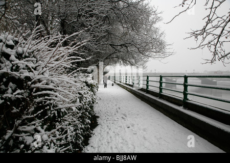 Neige sur la Thames Path à Bishops Park, Fulham, London, UK Banque D'Images