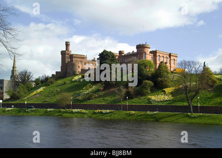 Le Château d'Inverness et la rivière Ness au printemps Banque D'Images