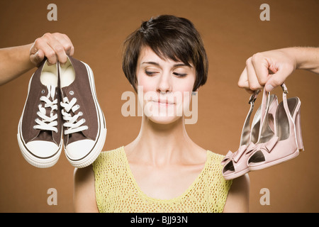 Femme avec des chaussures de course et les pompes de décider Banque D'Images
