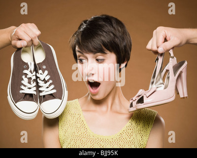 Femme avec des chaussures de course et les pompes de décider Banque D'Images