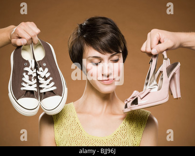 Femme avec des chaussures de course et les pompes de décider Banque D'Images