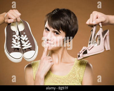Femme avec des chaussures de course et les pompes de décider Banque D'Images