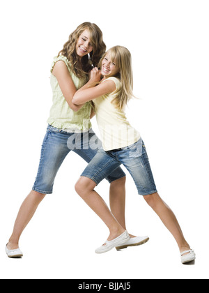 Deux filles jouent les combats et smiling Banque D'Images
