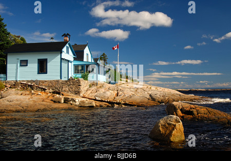 Locations de maisons sur la rive rocheuse du Saint-Laurent, Tadoussac, Canada Banque D'Images