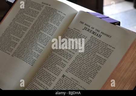 Bible ouverte sur le lutrin de l'église de S. Maria, Preston-on-Stour, Warwickshire, England, UK Banque D'Images