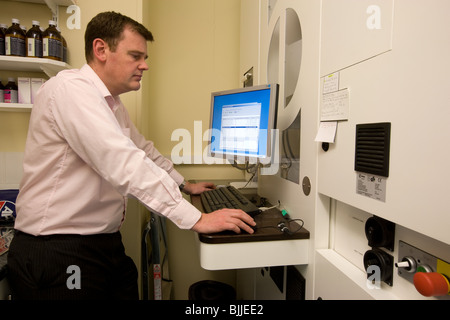 Un robot dans une chirurgie de médecins Banque D'Images