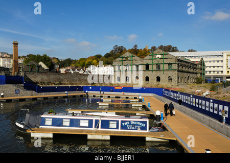 Entrepôt abandonné et nouveaux postes d'amarrage à Porto Quay dans le port flottant de Bristol, en Angleterre. Banque D'Images