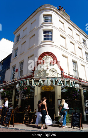 L'Angleterre, l'East Sussex, Brighton, les ruelles Bella Italia restaurant italien avec diners sur des tables sur le trottoir de la chaussée Banque D'Images