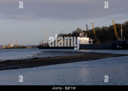 Un petit navire cargo dans le petit port de Mistley Quay à soir Banque D'Images