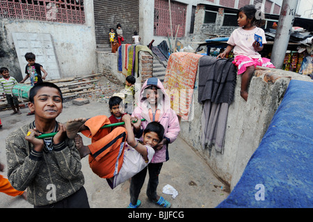 Enfants jouant dans un bidonville de Calcutta, Inde Banque D'Images