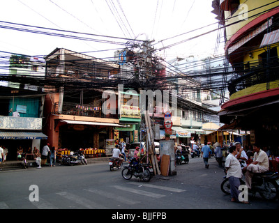 Les câbles électriques et téléphoniques tourne au-dessus d'une rue à Saigon ou Ho Chi Minh Ville au Vietnam Banque D'Images