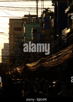 Les câbles électriques et téléphoniques tourne au-dessus d'une rue à Saigon ou Ho Chi Minh Ville au Vietnam Banque D'Images