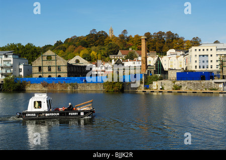 Le ferry de Cross Harbour par Porto Quay dans le port flottant, Bristol, Angleterre. Cabot Tower est visible sur Brandon Hill derrière. Banque D'Images