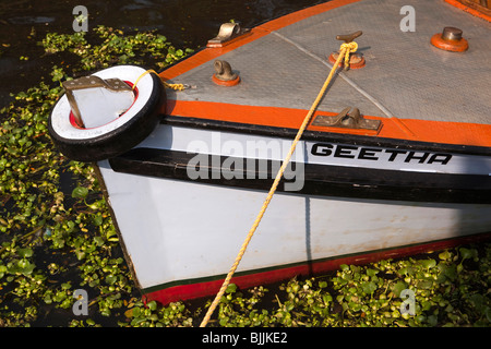 L'Inde, le Kerala, Alappuzha (Alleppey), Canal du Nord, proue de Geetha, petit bateau d'excursion touristique de remous Banque D'Images