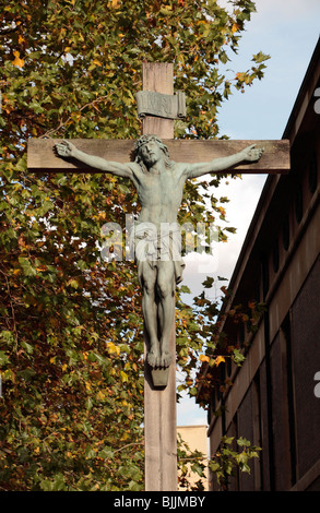 Jésus Christ sur une croix (crucifix) à l'extérieur de St Jean l'Evangéliste église située à Waterloo, Londres. Banque D'Images