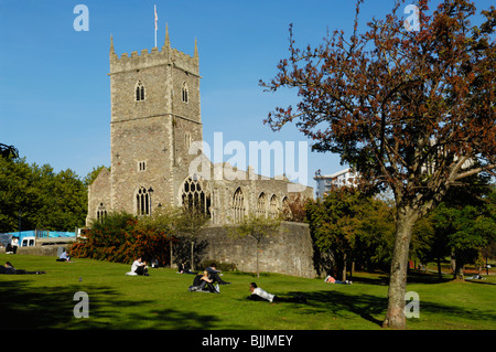 La ruine de l'église Saint-Pierre à Castle Park, Bristol, Angleterre. Banque D'Images