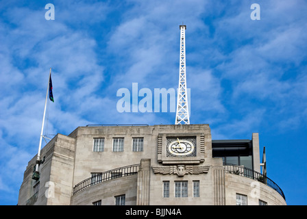 Niveau supérieur de la maison de la bbc, à Langham Place, Londres, Angleterre, montrant le mât radio Banque D'Images