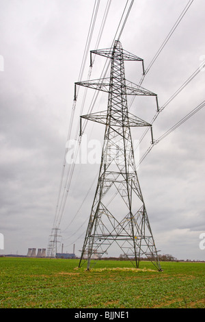 Pylônes à prendre des câbles aériens à partir de l'Ouest Burton thermique au charbon dans le Nottinghamshire. Banque D'Images