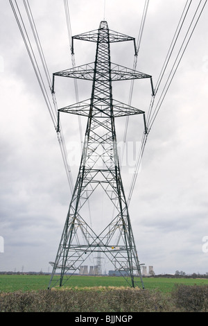 Pylônes à prendre des câbles aériens à partir de l'Ouest Burton thermique au charbon dans le Nottinghamshire. Banque D'Images