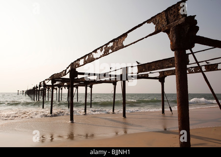 L'Inde, le Kerala, Alappuzha (Alleppey), plage, rouille, vestiges d'anciens de l'époque coloniale britannique pier Banque D'Images