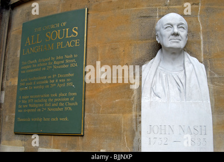 Buste de l'architecte britannique John Nash, à l'extérieur de l'église de toutes les âmes, le Langham Place, Londres, Angleterre, par le sculpteur Charles Nash Banque D'Images