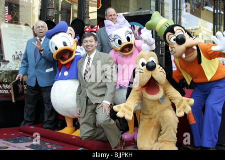 JOHNNY GRANT DONALD DUCK LERON GUBLER MICHAEL EISNER DAISY PLUTO ET GOOFY DONALD DUCK SUR LA STAR HOLLY HOLLYWOOD Los Banque D'Images