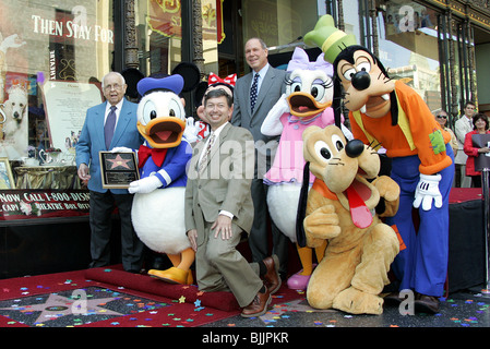 JOHNNY GRANT DONALD DUCK LERON GUBLER MICHAEL EISNER DAISY PLUTO ET GOOFY DONALD DUCK SUR LA STAR HOLLY HOLLYWOOD Los Banque D'Images