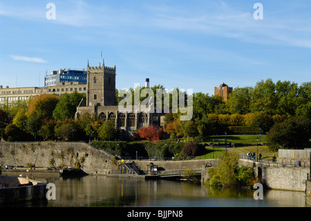 La ruine de l'église Saint-Pierre dans le parc du château surplombant le port flottant. Bristol, Angleterre. Banque D'Images