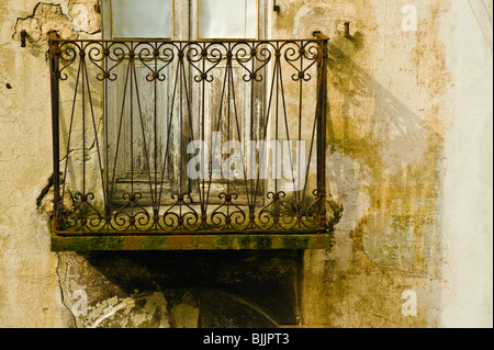 Balcon en fer forgé sur une vieille maison à Varzo, Piemonte, Italie Banque D'Images