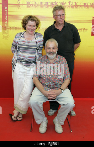 MIKE LEIGH IMELDA STAUNTON & PHIL DAVIS VERA DRAKE PHOTOCALL 61ème FESTIVAL DU FILM DE VENISE LIDO Venise ITALIE 06 Septembre 2004 Banque D'Images