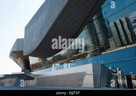 BMW Welt réflexions d'AC et BMW museum. Munich. L'Allemagne. Banque D'Images