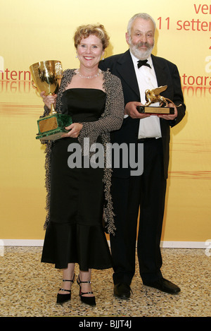 IMELDA STAUNTON & Mike Leigh 61ème FESTIVAL DU FILM DE VENISE AWAR 61e GALA DES PRIX DU FESTIVAL DU FILM DE VENISE Gran Teatro La Fenice, 11 sept. Banque D'Images