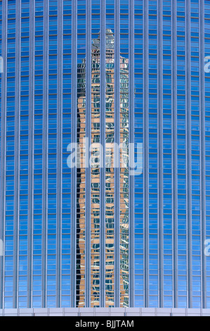 Tour Messeturm reflétée dans les fenêtres de la Commerzbank, Frankfurt, Hesse, Germany, Europe Banque D'Images